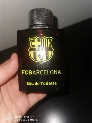 FC Barcelona Eau de Toilette - Visa din kärlek till FC Barcelona med denna Eau de Toilette. Perfekt för fans som vill sticka ut. Tillverkad i Spanien, 100 ml flaska. Alkoholinnehåll: 76% vol. Den är lite använd 