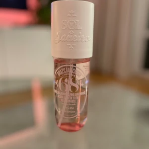 Sol de Janeiro Cheirosa 68 240 ml - Säljer denna Sol de Janeiro Cheirosa 68 då den aldrig kommer till användning. Se bild för mängd kvar, 240 ml från början (stora flaskan). Är enligt mig en fruktigare version av Baccarat rouge 540/Cloud. 