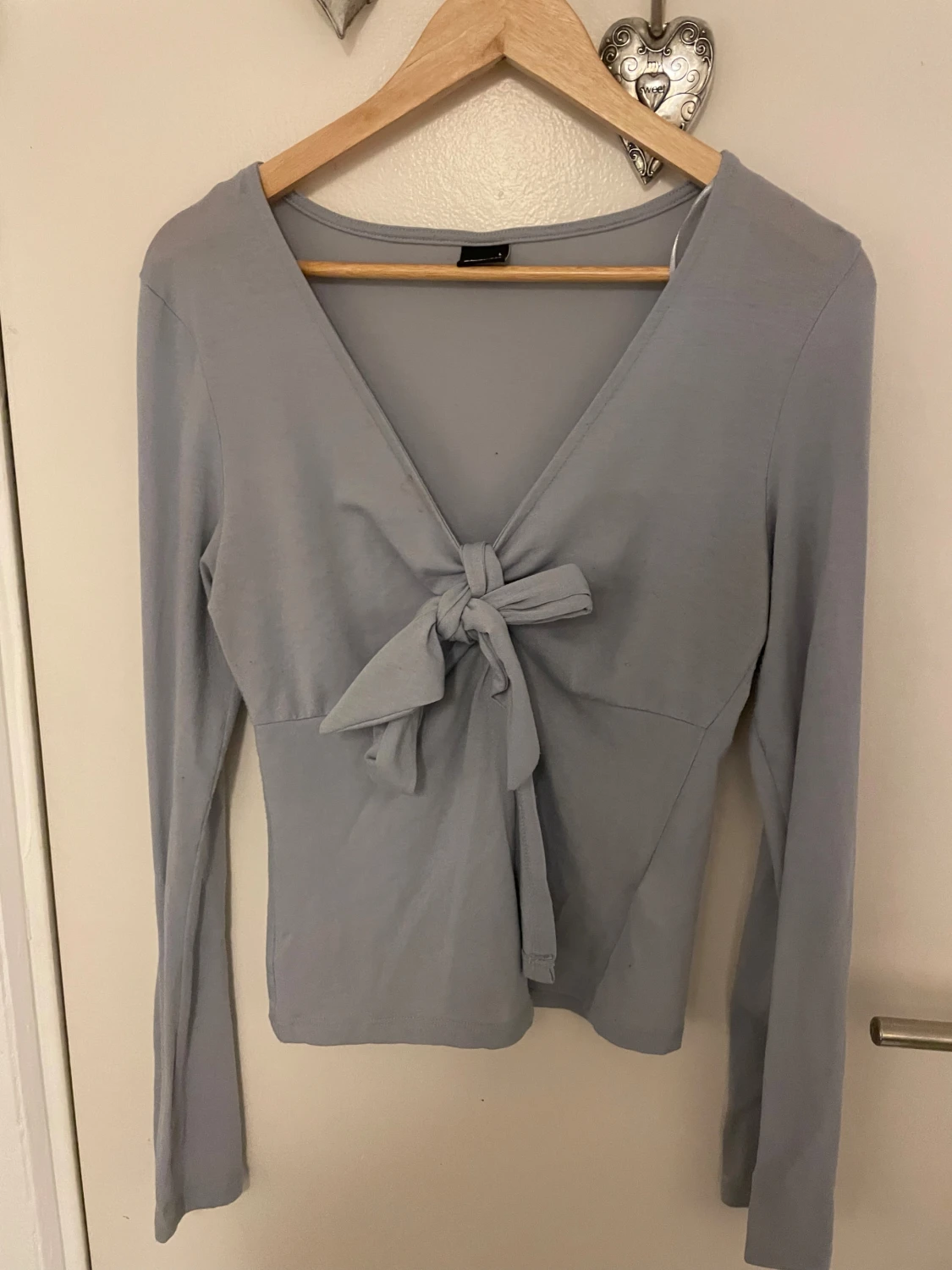 Ljusblå långärmad omlottopp med knyt