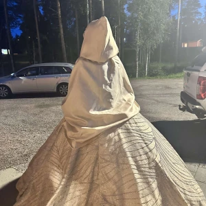 Bröllopsklänning  - Hej! Jag säljer min förlovningsklänning som passar till storleken XS, S, M ( då den kan justeras med rygg band och dragkedja) Klänningens tillbehör följer med klänningen! Pris kan diskuteras och kan fraktas. 