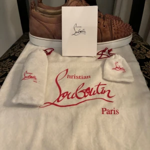 Christian Louboutin  - Säljer nu ett par sällsynta Christian Louboutin i storlek 42 passar större, skorna är i galant skick, kvitto finns men box medföljer ej. Extra spikar samt extrasnören och dust back med kommer. Skriv för mer frågor pris 2500 nypris 12000kr+