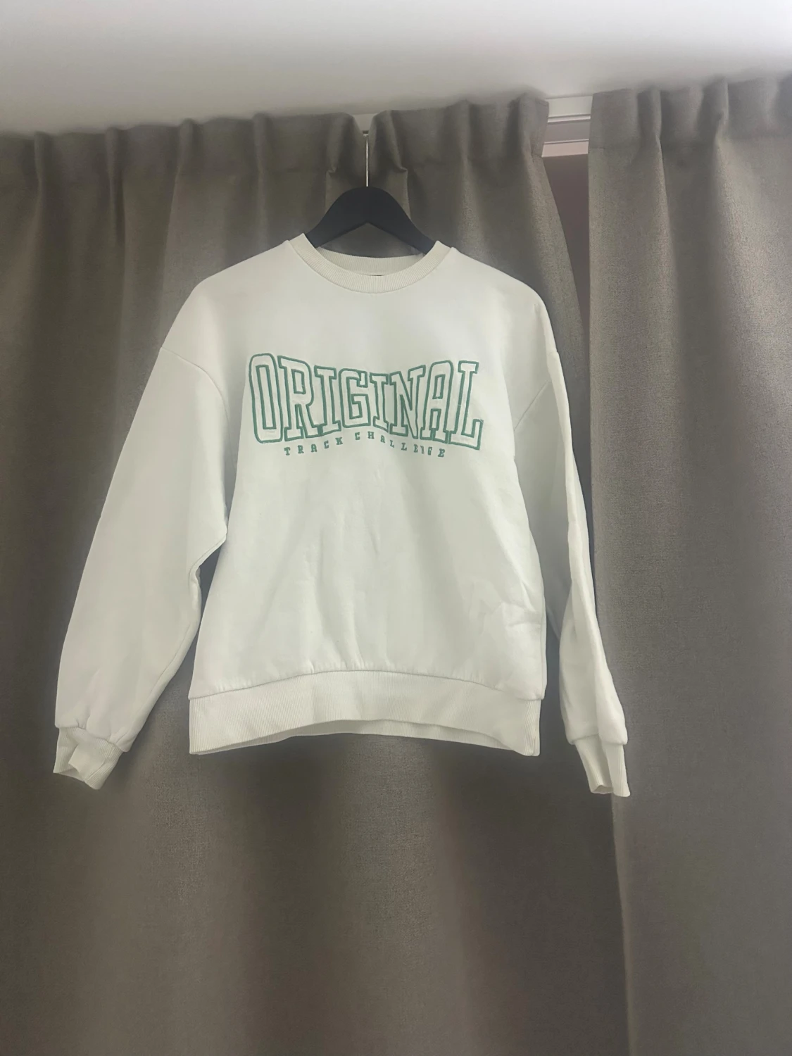 Vit sweatshirt med grön text ORIGINAL