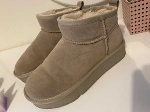Bruna uggs - Använt fåtal gånger! Brun beige a. Passar även som 37.