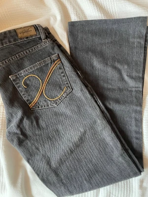 Grå bootcut jeans från X-Centric - Snygga lågmidjade bootcut jeans från x-centric med snygga broderade mönster på fickorna.💞Köpta för länge sedan men är i fint skick🫶