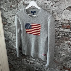 USA Sweater från polo Ralph Lauren - Säljer nu en riktigt fet usa sweater från Ralph Lauren. Väldigt varm och skön tröja som dessutom inte har några defekter. Tröjan passar perfekt nu inför vintern❄️⛄️⛄️❄️ skriv vid minsta fråga! Den är 100% autentisk! Storlek 14-16 vilket motsvarar någon som är runt 170. Jag är 172 på bilden!