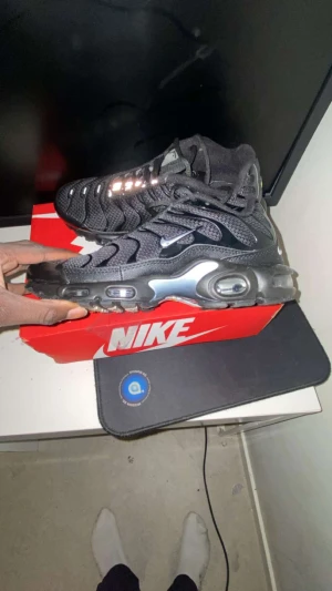 Tns skor - Hej säljer tns grå svart den lysser när det är mörkt.skorn passar folk som har 41  ochså men det är storlek 42 pris kan diskuteras ochså.