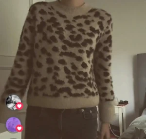 Beige leopardmönstrad stickad tröja - Säljer en beige stickad tröja med leopardmönster i svart. Säljer tröjan då den aldrig kommer till användning längre. Jätte skön och varm tröja.