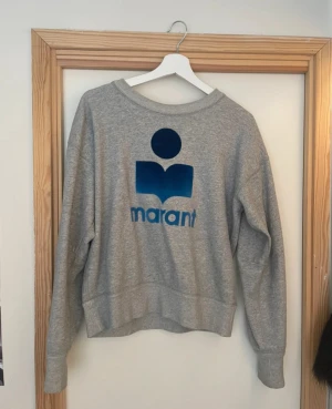 Isabel Marant tröja grå och blå  - Grå tjocktröja från Isabel Marant , storlek XS/S🩵Tröjan är super fin och passar perfekt till det mesta. Varsamt använd så i fint skick. Köpt på NK i Stockholm. Kvitto osv finns! Vid frågor eller fler bilder är de bara att skriva!! Pris kan diskuteras:)