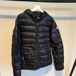 Moncler (Äkta) Vindjacka med Luva - Säljer en fin vindjacka från moncler. Perfekt nu under hösten, självklart äkta som allt annat vi säljer💫 Storlek large men funkar även om man har medium.