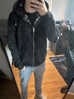 Burberry Zip up hoodie - Svart burberry zip hoodie väldigt gott skicka men tyvärr för liten för mig om man har frågor eller funderingar tvekan inte på att skriva 😁