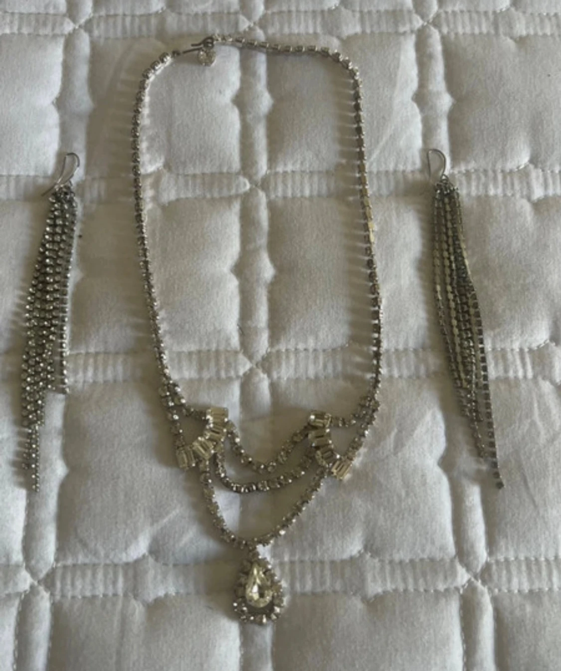 Glittrigt silverset med halsband och örhängen