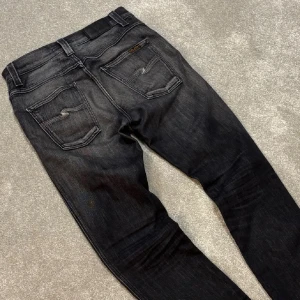 Nudie jeans  - Nudie jeans | modell: slim Jim | skick 9/10 Väldigt bra | nypris 2499 mitt pris 999 (kan diskuteras) | Midjebredd 39cm Yttrrbenslängd 108cm | skriv pm vid frågor och funderingar!