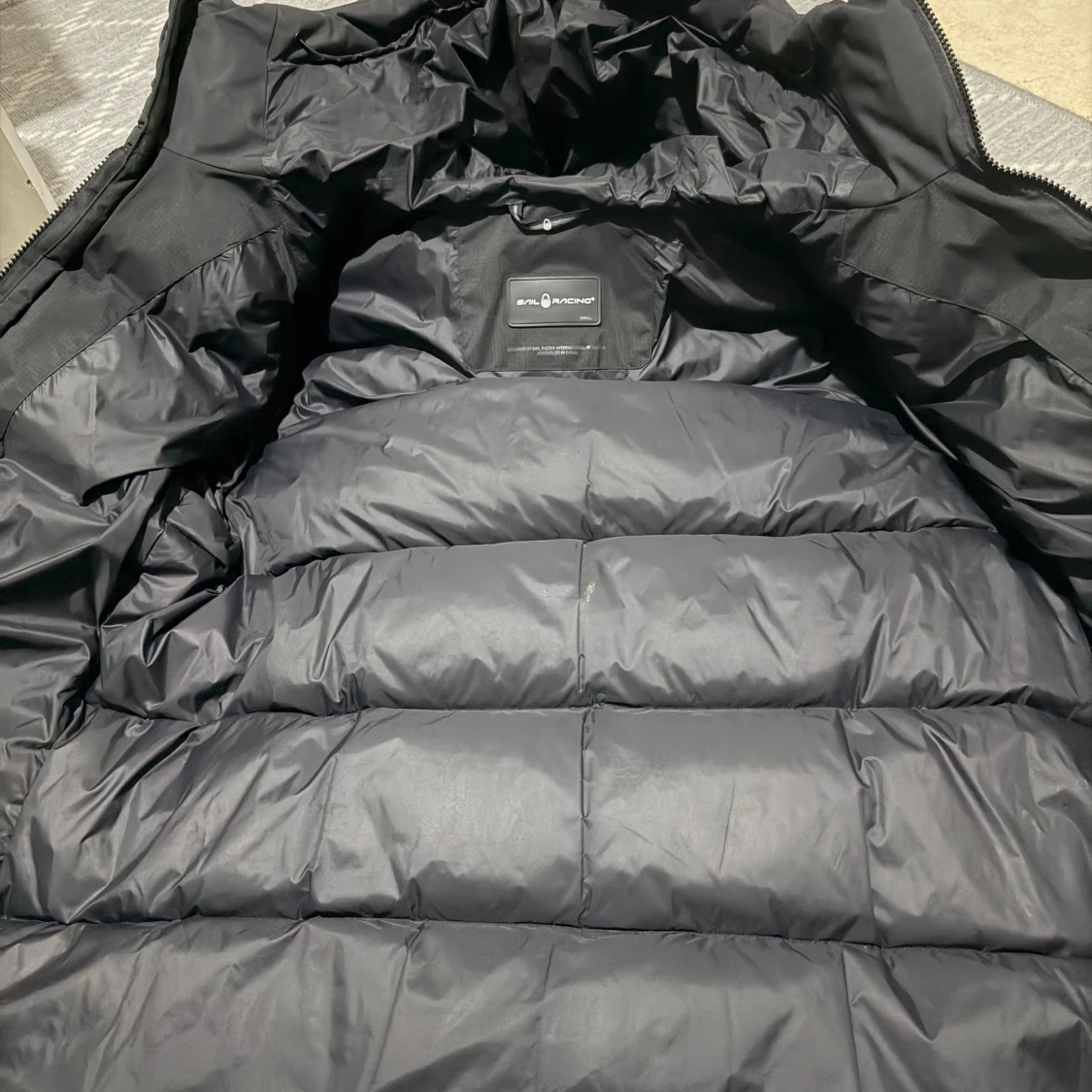 Svart dunjacka från Sail Racing - 3