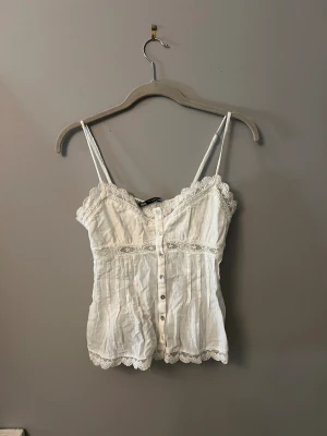 Vit linnetopp från Zara💕 - Säljer den här superfina toppen från Zara!💕 Den är endast använd en gång, Nypris 299kr. 