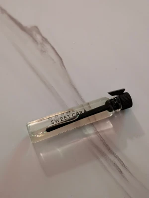 Essnce Sweet Cara parfymprov - Testa Essnce Sweet Cara i ett smidigt provrör. Perfekt att ta med i väskan och använda när du vill fräscha upp dig under dagen. Eau de Parfum för dig som gillar att testa nytt.