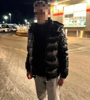 Moncler Maya - Moncler Maya, oanvänd, inga skador eller defekter på jackan. Qr koden och nfc funkar.