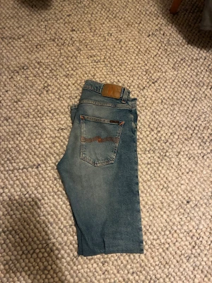 Nudie jeans - Nudie jeans i den populära modellen Grim Tim. Jeansen är knappast använda. Storlek W31 L32