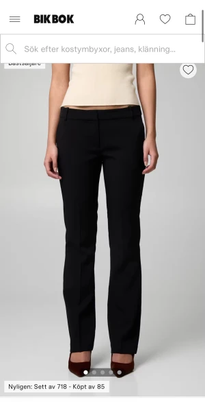 Kostymbyxor från Bik Bok - Stilrena svarta kostymbyxor från Bik Bok perfekta för en clean och snygg look. Modellen är Vera och är i regular. Använda få gången så inga defekter💕skriv för fler bilden el frågor💕