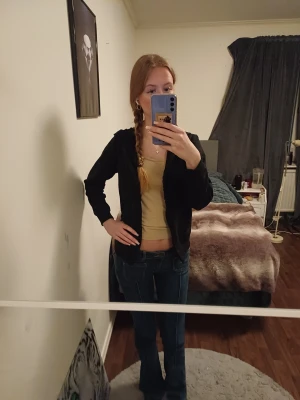 Svart hoodie med dragkedja  - Svart hoodie med huva och dragkedja framtill. Huddin har lång ärm. Perfekt för chill dagar och enkel att matcha med jeans eller leggings. Materialet känns mjukt och bekvämt mot huden. Det är storlek 170 men  om du har xs o s så kan du ha den men armarna är lite för korta för mig. Skriv om ni har frågor ❤️