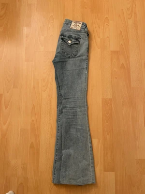 True Religion bootcut jeans ljusblå - Säljer nu mina true religion jeans. Dom är i storlek W25 och uppsydda några centimeter. (Kommer ej ihåg hur långt men runt 5-10cm kanske) 