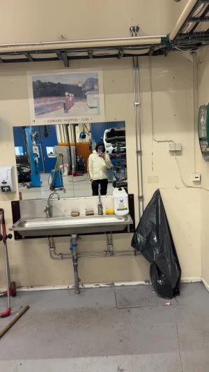 Vit Moncler dincer, pufferjacka - Säljer min feta vita pufferjacka från Moncler med ikonisk logga på bröstet. Jackan har röda och blå stripes längs ärmarna, dragkedja och knappar framtill samt hög krage. Perfekt för dig som vill ha en clean och stilren look under höst och vinter.