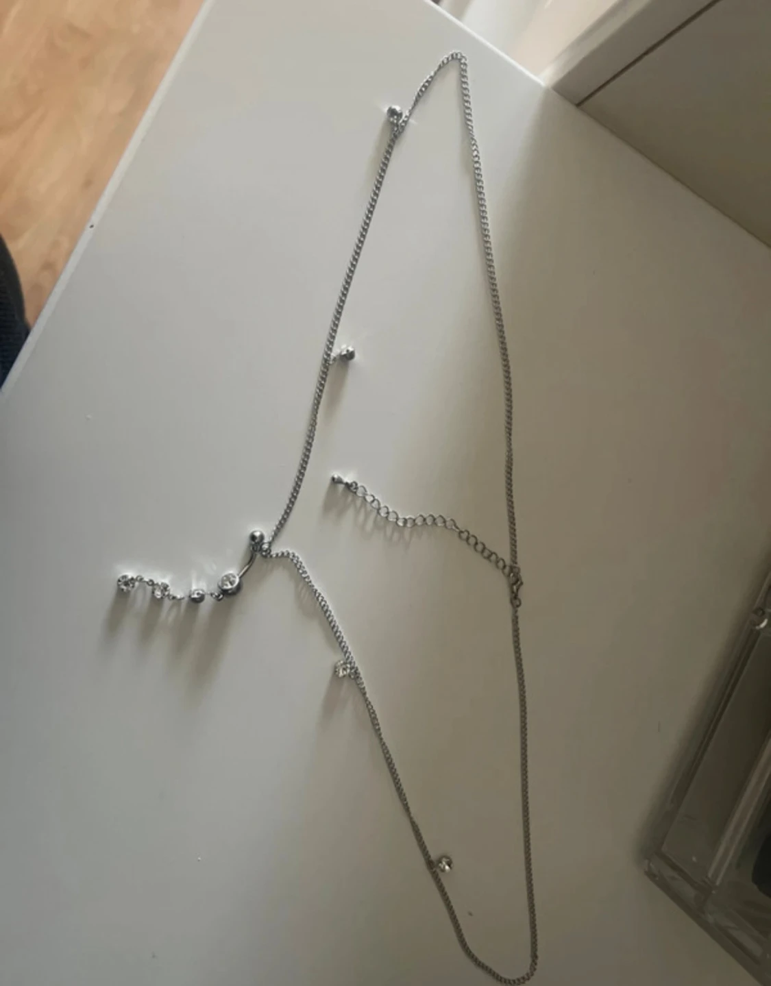 Magkedja i silver med strassdetaljer - 1