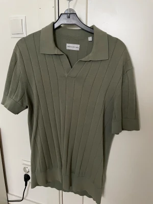 Olivgrön pikétröja från These Glory Days - Säljer en olivgrön pikétröja från These Glory Days i storlek S. Tröjan har vertikala ribbade ränder, klassisk krage och korta ärmar. Materialet är mjukt och stickat, vilket gör den riktigt skön att bära. Nypris 800, mitt pris 199. Modellen är 188cm och 69kg. Bara att skriva om du har några frågor! 😇🙌