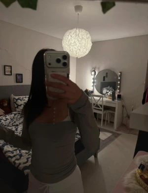 Ljusbrun långärmad offshoulder topp - Säljer en ljusbrun långärmad offshoulder topp med tight passform. Toppen har en snygg, rak skärning över bröstet och är tillverkad i ett mjukt, stretchigt material som sitter skönt på kroppen. Perfekt för dig som gillar stilrena och trendiga plagg.