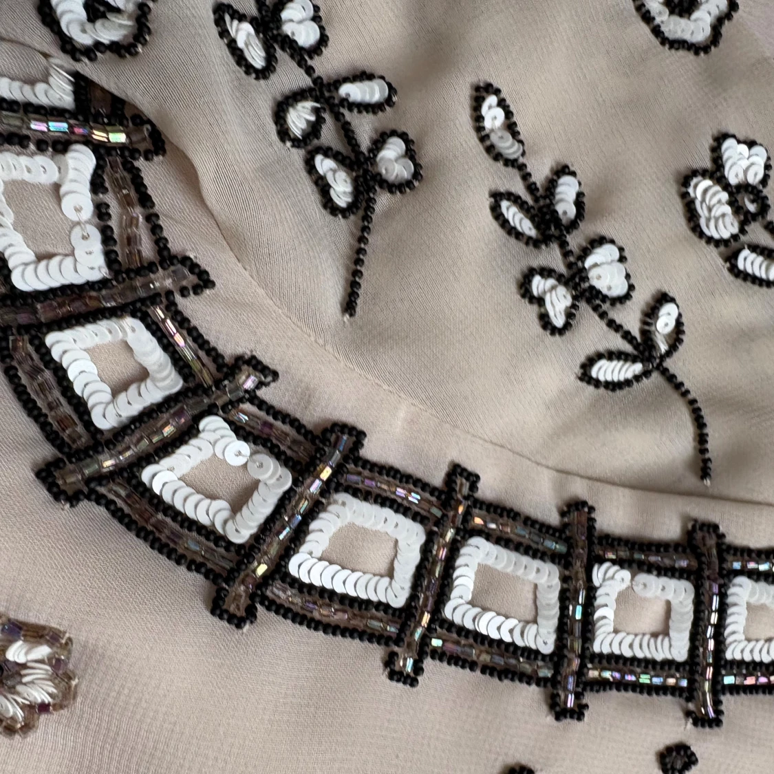 Beige blus med pärlbroderi från Needle & Thread - 2