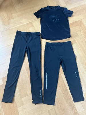 Träningskläder  - Två tights och en tröja. Träningstights 1: storlek 158/164. Träningstights 2: storlek 146/152. Tränings tshirt: storlek 122/128. Alla dessa 3 plagg för priset!