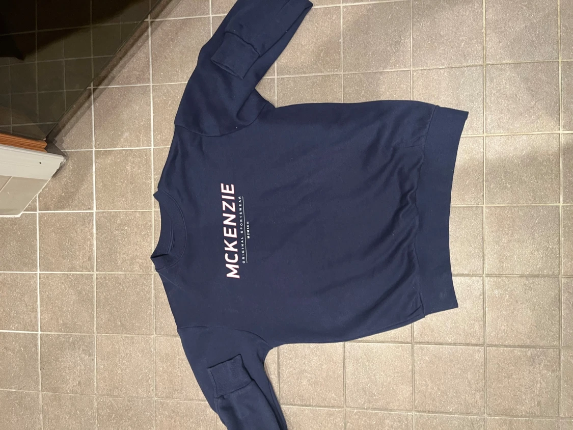 Mörkblå sweatshirt från McKenzie