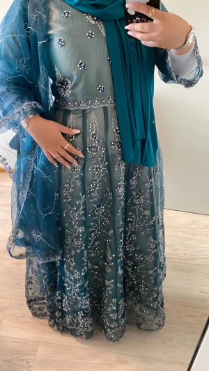 Pakistansk/indisk klänning  - Andvänt en gång, jätte vacker klänning som är perfekt för fester eller bröllop. STORLEK S/M