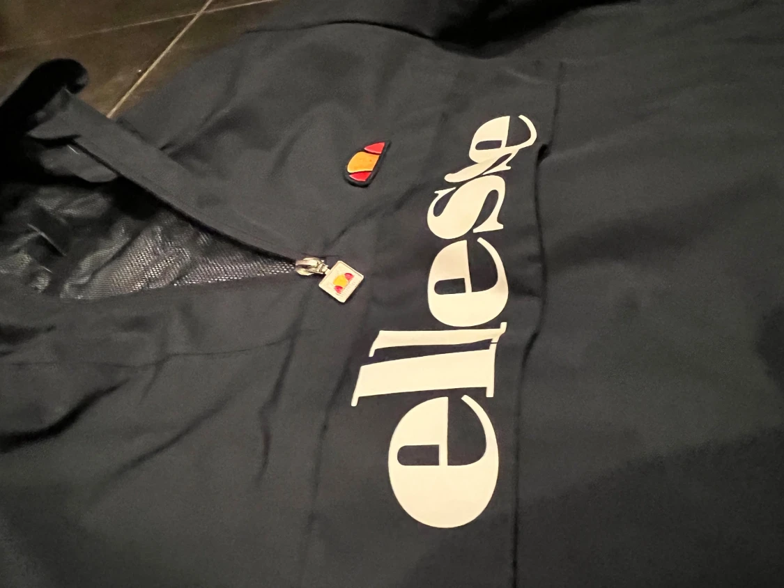 Mörkblå vindjacka från Ellesse med huva - 2