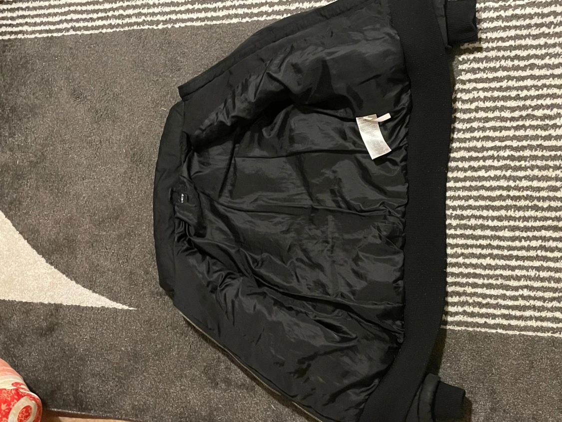 Svart pufferjacka med dragkedja - 1