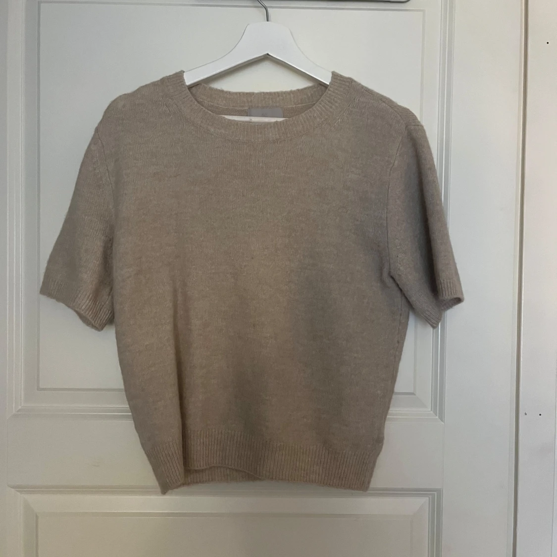 Beige stickad tröja med kort ärm