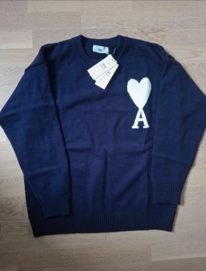Ami Paris tröja - Helt ny Ami Paris tröja i storleken S. Den är super snygg och populär just nu så jag rekommenderar starkt. Meddela gärna om du är intresserad 