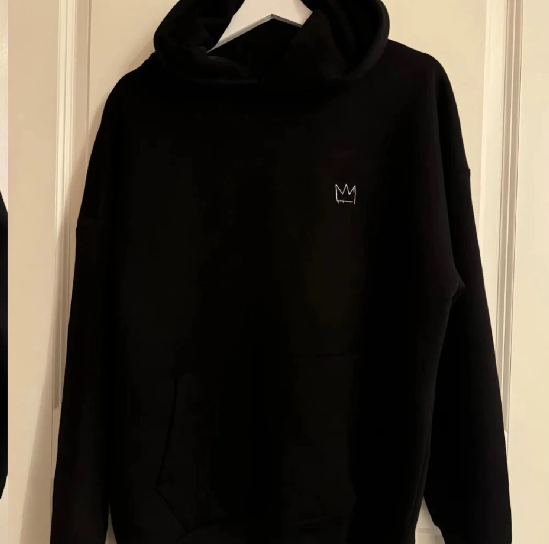 Svart Hov1 hoodie med turnétryck - 1