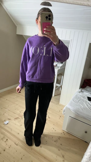 Fin o mysig hoodie utan luva - Väldigt fin o mysig hoodie utan luva, snygg lila färg. Storlek XS💕