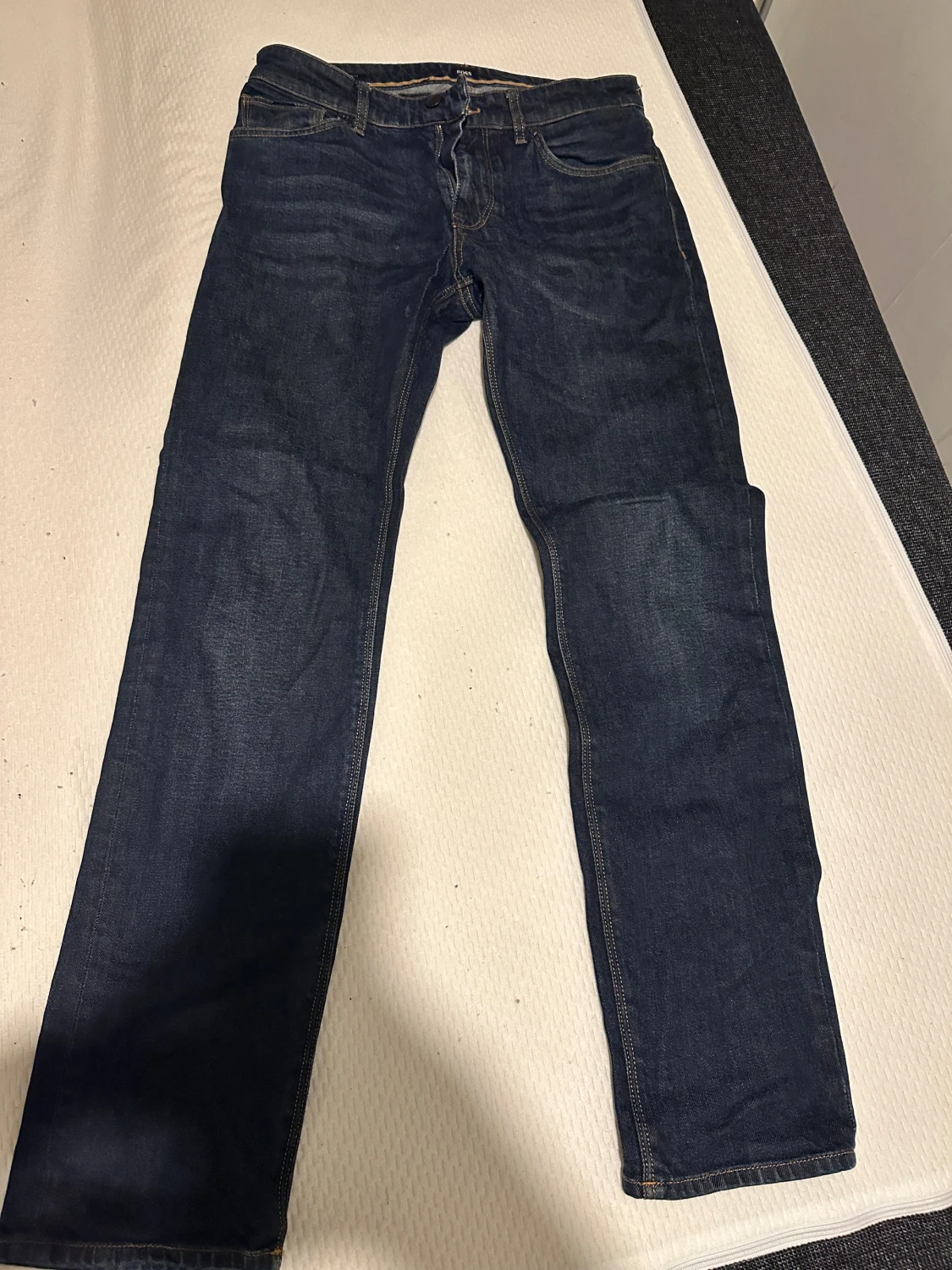 Mörkblå jeans från Hugo Boss