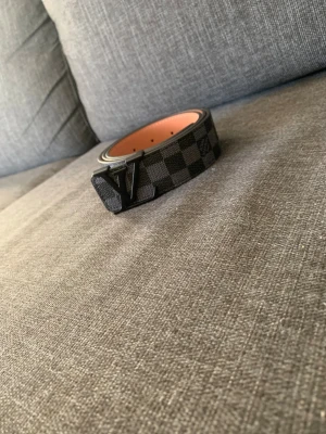 Stillig bälte  - Perfekta bältet, den är väldigt populär för dens modell och hur den sitter med outfits passar nästan med allting , passa på och köp innan den är såld!!