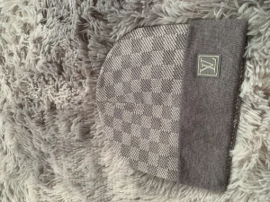 L och v mössa  - Jätte populär mössa ifrån L och V, den är populär för dens modell och värme perfekt just nu för vintern , passa på och köp innan den är såld!!