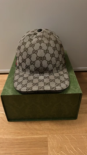 Gucci keps med GG-mönster - Snygg keps från Gucci med klassiskt GG-monogram i beige och brunt. Det tillkommer box och kvitto/ orderbekräftelse. Används inte längre. Priset kan DISKUTERAS!