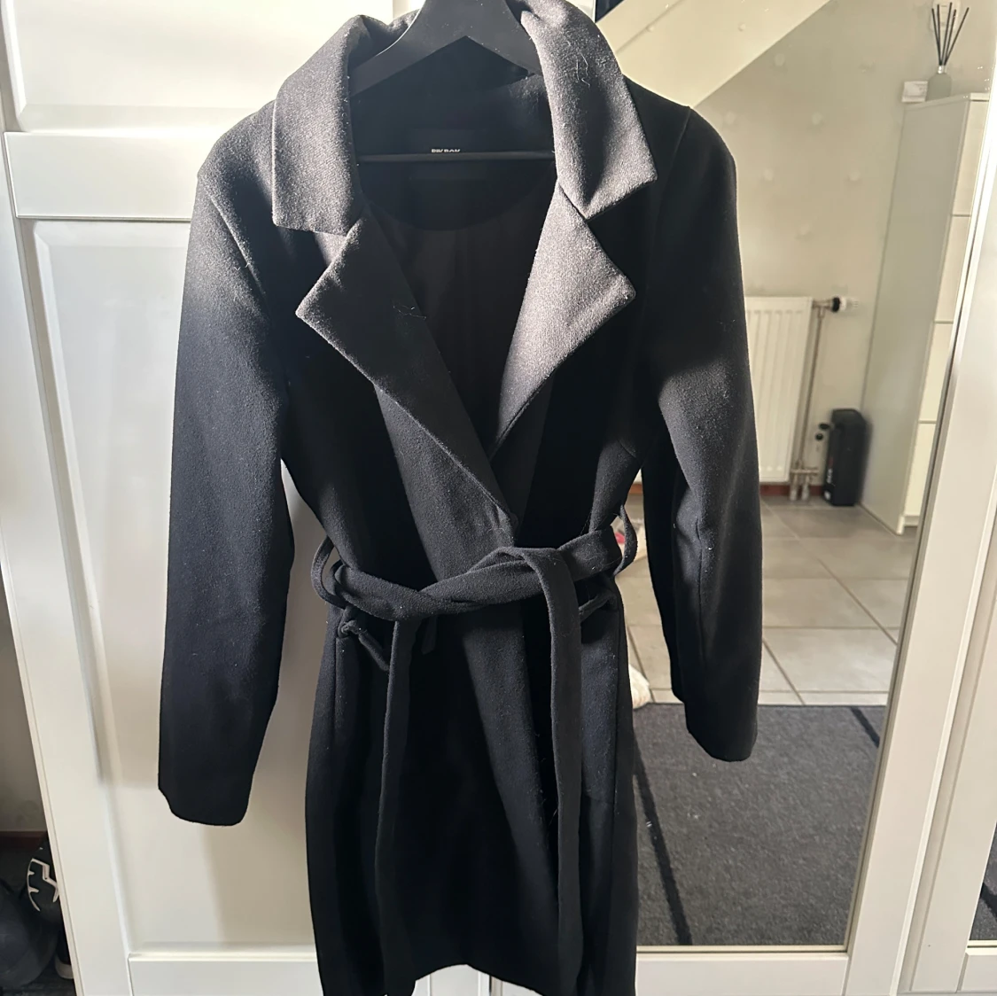 Svart kappa med bälte från Bik Bok XS