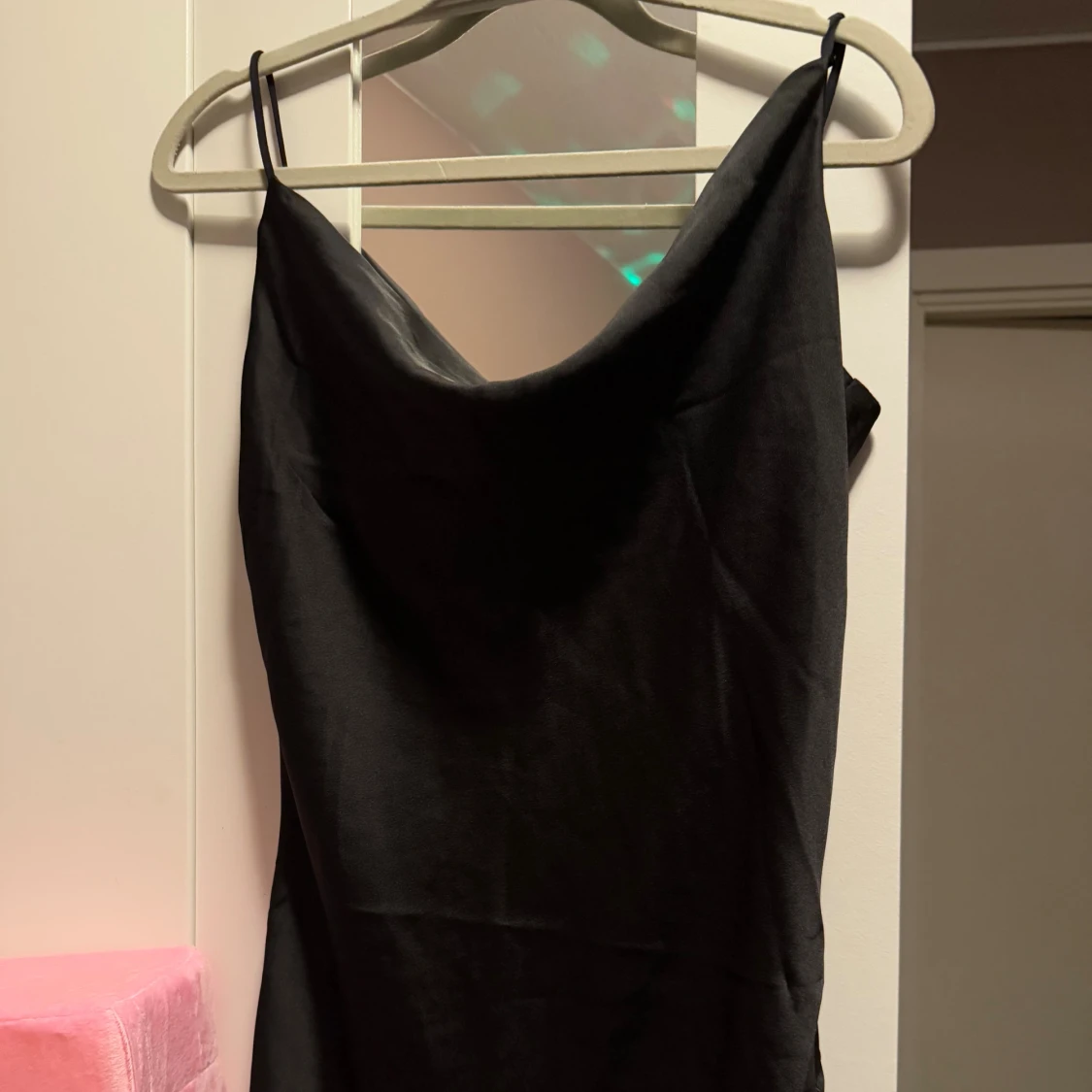 Svart satinklänning med tunna axelband - 1