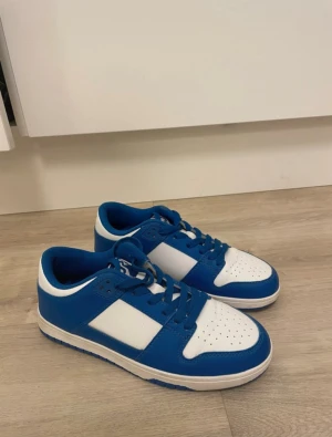 Blåvita sneakers från New Yorker - Säljer ett par blåvita sneakers från New Yorker i storlek 38. 