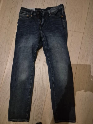 Mörkblå jeans från H&M - Säljer ett par mörkblå jeans från H&M. Straight regular fit