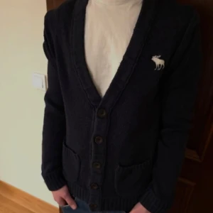 Vintage Abercromie & Fitch Kofta - As skön Abercromie & Fitch kofta.                              Pris kan diskuteras!