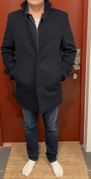 Lindbergh Navy Ull-Rock - Lindbergh 100% ull rock, HELT ny, ångrade mig och försent att lämna tillbaka. Nypris 2999kr. Värmande snygg/grisch rock. Perfekt för vintern!