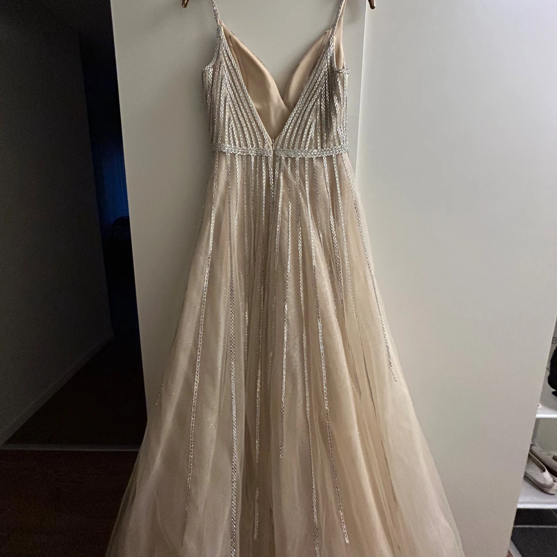 Champagnefärgad långklänning med glitter - 2