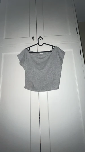 T-shirt - T-shirt från Cubus. Något i off shoulder stilen, SÅ SNYGG!! Den är i L men sitter bra på mig som har S
